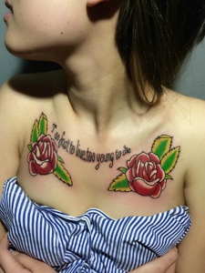 适合女生的胸前英文与花朵纹身刺青