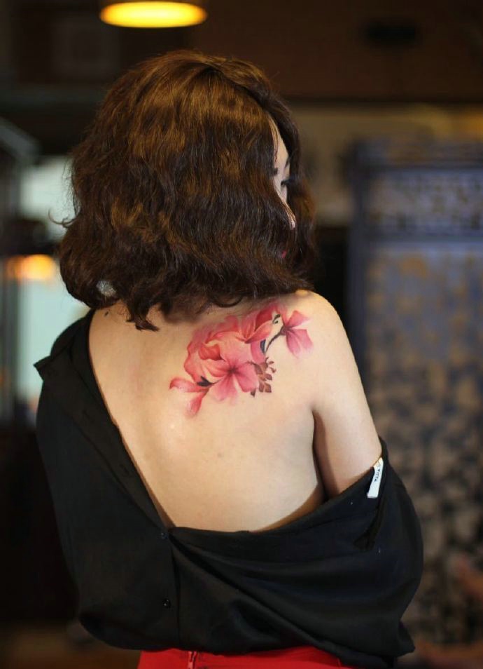 点击大图看下一张：卷发美女后背性感的花朵纹身刺青