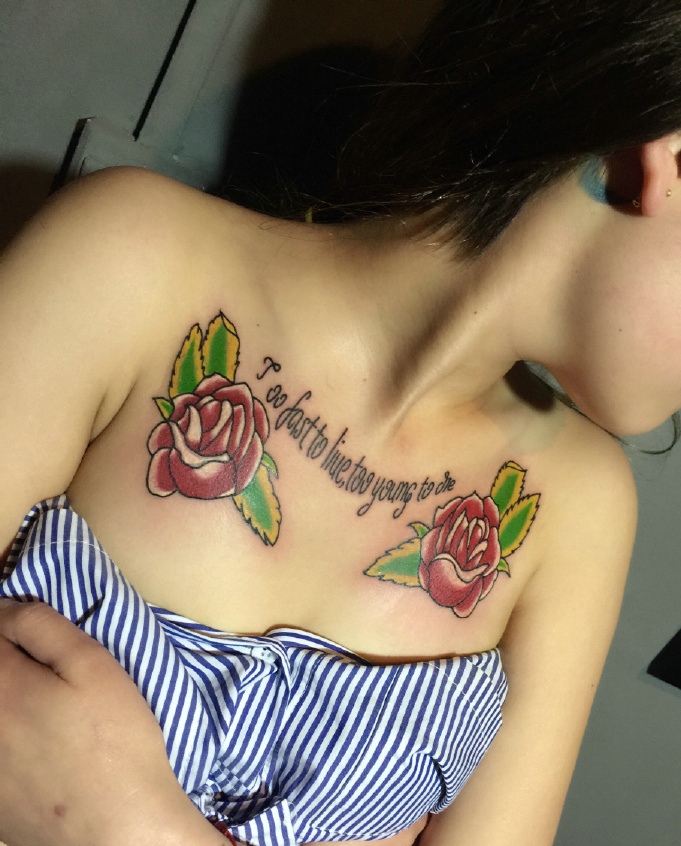 点击大图看下一张：适合女生的胸前英文与花朵纹身刺青