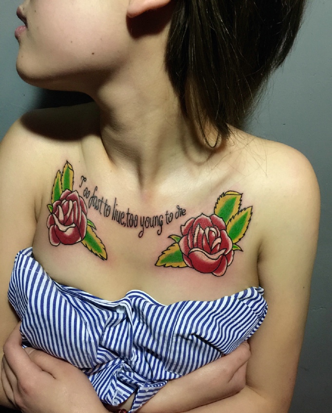 点击大图看下一张：适合女生的胸前英文与花朵纹身刺青