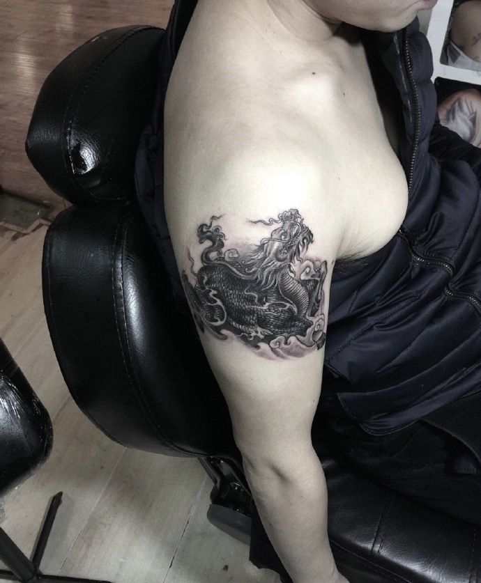 点击大图看下一张：手臂老传统黑白小麒麟纹身刺青