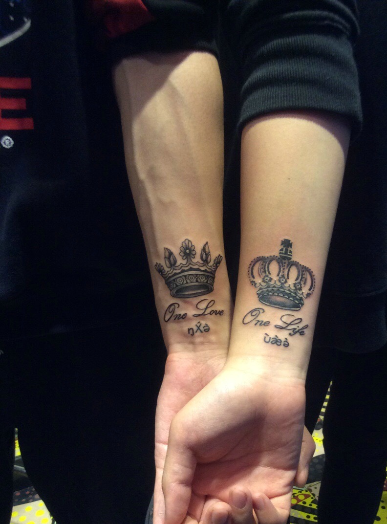 点击大图看下一张：英文与皇冠一起的手腕情侣纹身图片