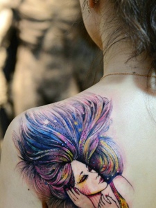 女生后背一枚性感美女肖像纹身刺青