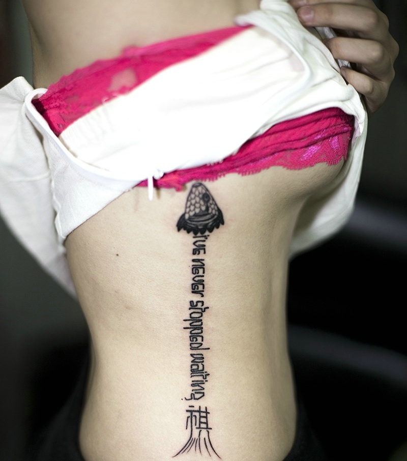 点击大图看下一张：性感女生侧腰部个性梵文纹身图片