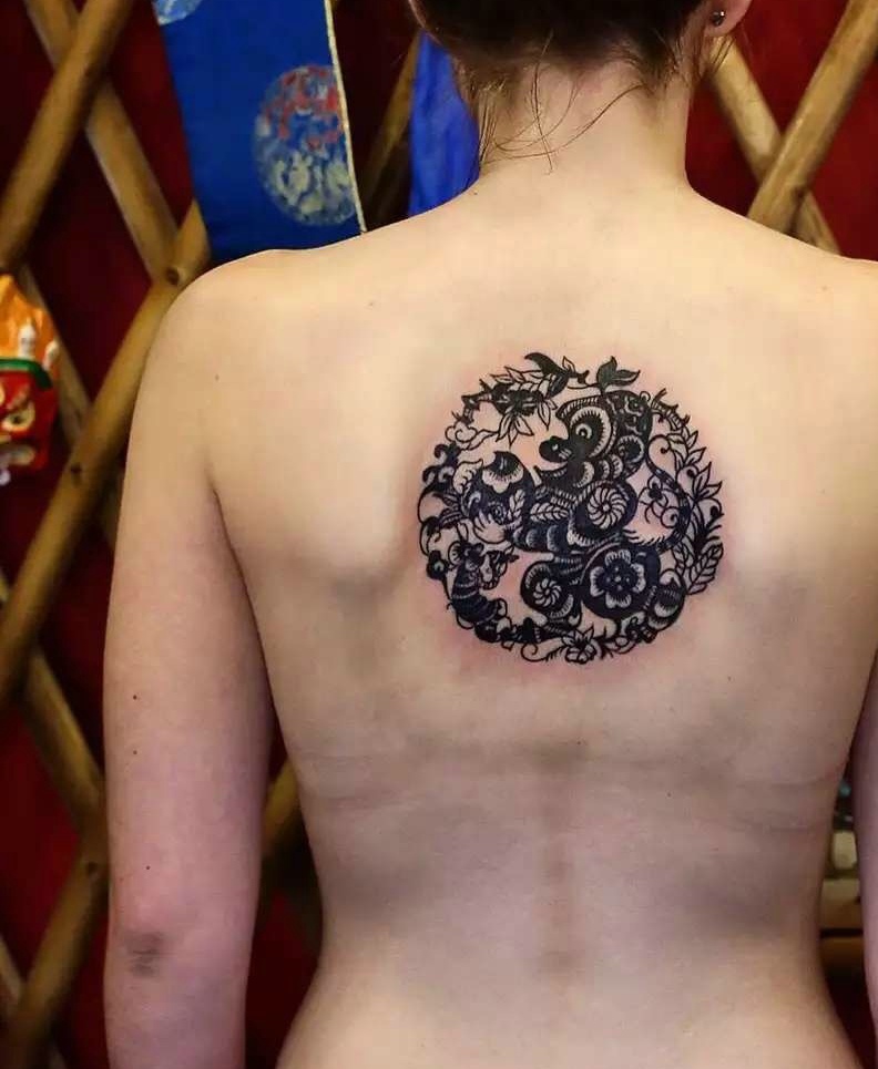 点击大图看下一张：女生后背个性纹身刺青独一无二