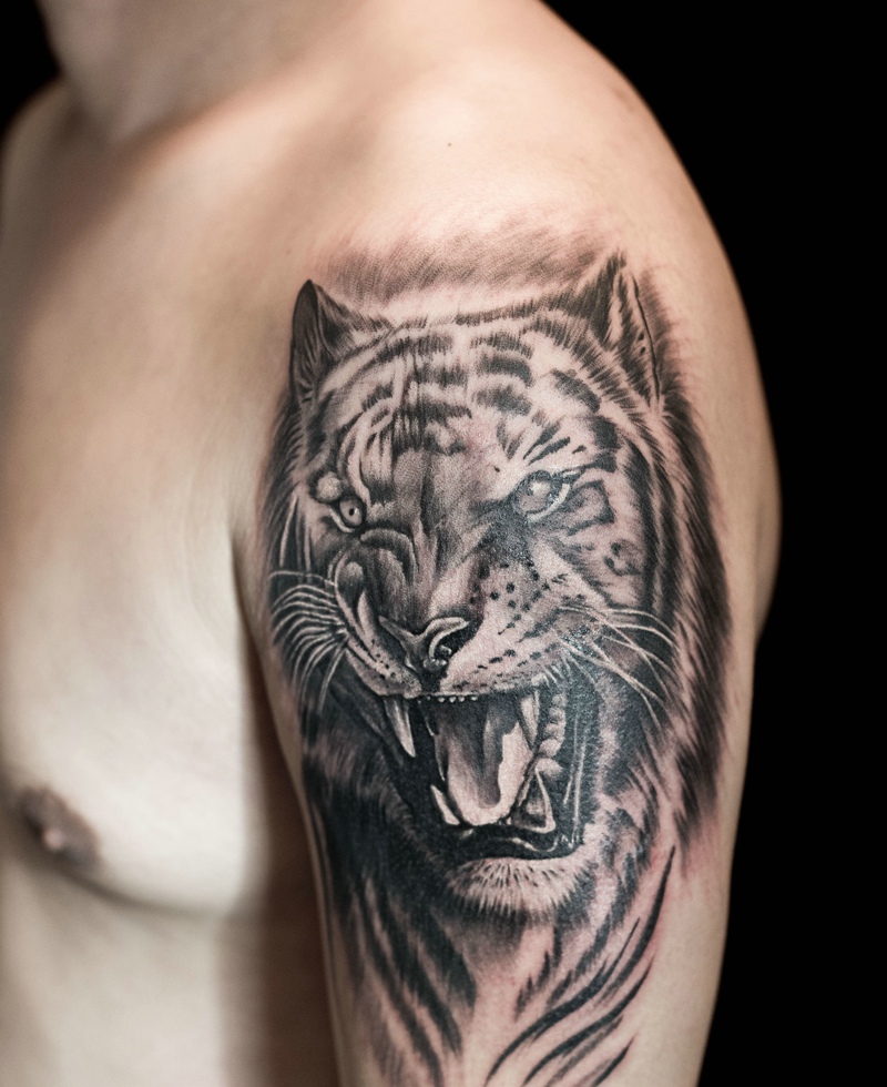 点击大图看下一张：凶恶无比的大臂老虎头像纹身图案