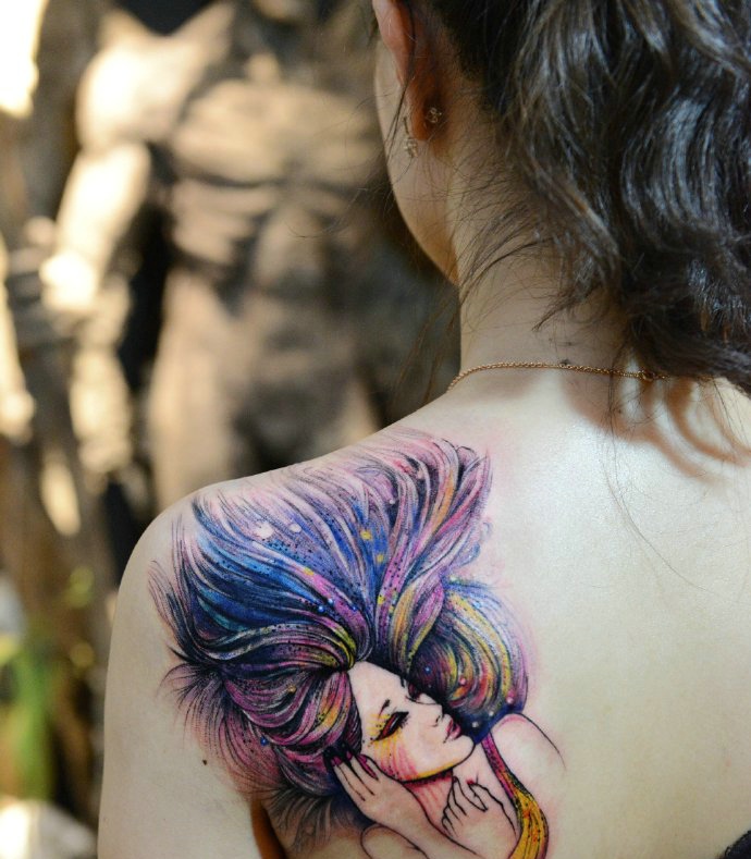 点击大图看下一张：女生后背一枚性感美女肖像纹身刺青