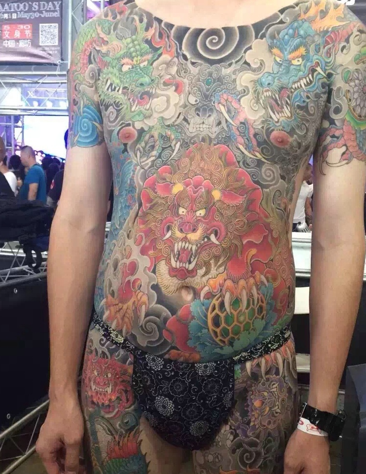点击大图看下一张：外国男士满身图腾纹身刺青回头率极高