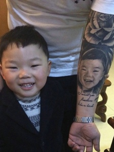 手臂非常清新的小男孩肖像纹身刺青