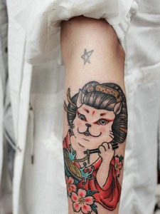 手臂精致的花技猫纹身刺青非常可爱