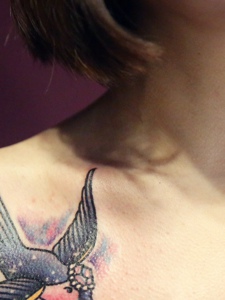 锁骨下的两只小燕子纹身刺青