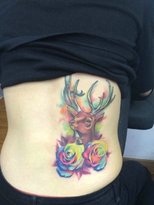 花朵与鹿头一起的后背纹身刺青