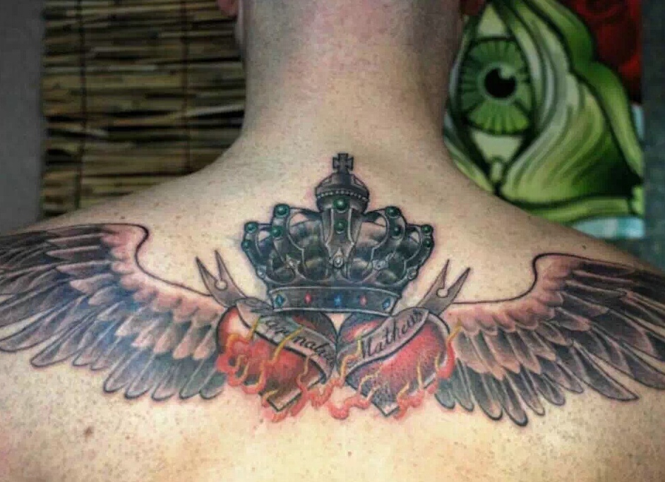 点击大图看下一张：皇冠与爱心翅膀结合的后背纹身刺青