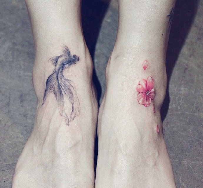 点击大图看下一张：裸脚上的小清新花朵与小鱼纹身刺青