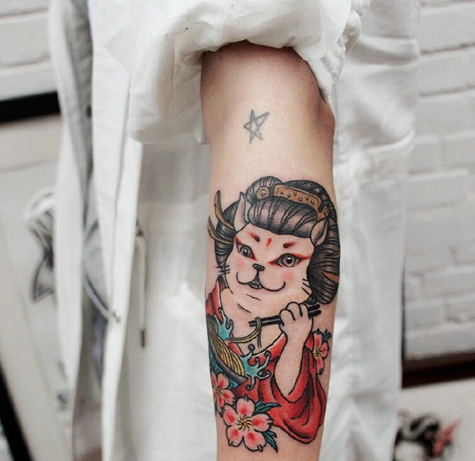 点击大图看下一张：手臂精致的花技猫纹身刺青非常可爱