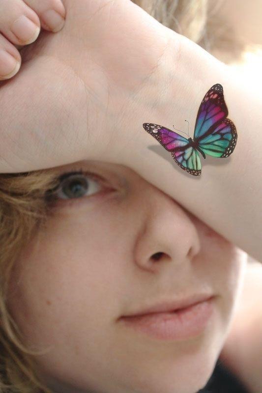 点击大图看下一张：非常动人的彩色3d蝴蝶纹身刺青