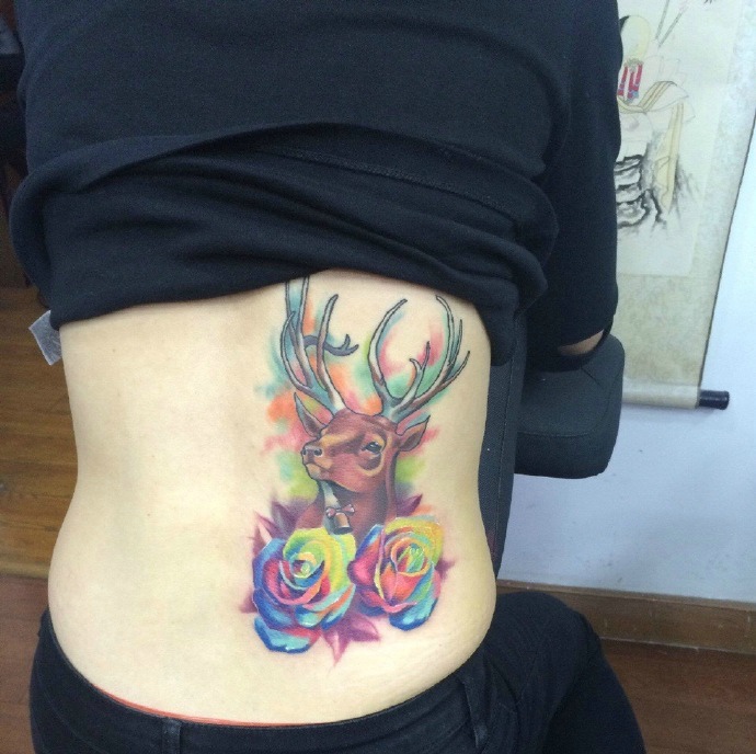 点击大图看下一张：花朵与鹿头一起的后背纹身刺青