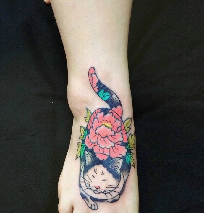 点击大图看下一张：脚背彩色日式大猫纹身刺青