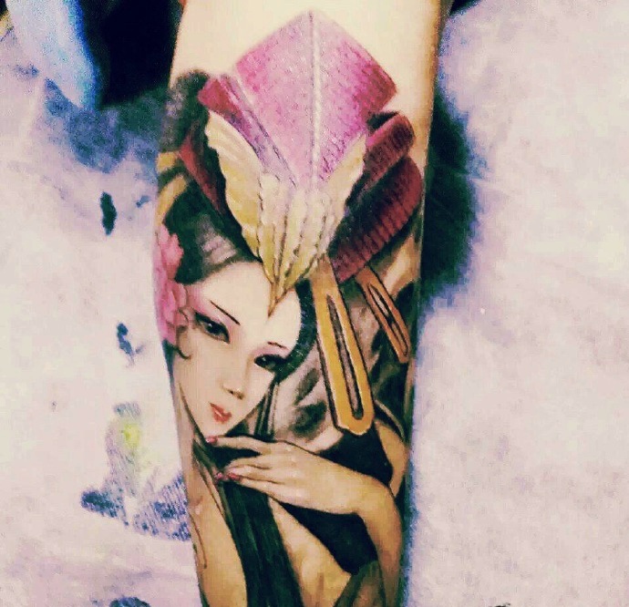 点击大图看下一张：腿部一枚传统花妓纹身刺青