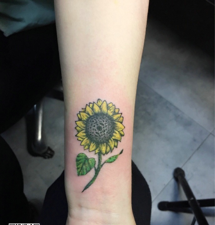 点击大图看下一张：阳光灿烂的手腕向日葵纹身图片