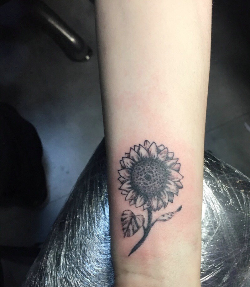 点击大图看下一张：阳光灿烂的手腕向日葵纹身图片
