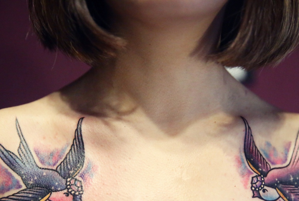点击大图看下一张：锁骨下的两只小燕子纹身刺青