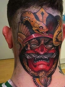 个性男士颈部彩色纹身图案非常邪恶