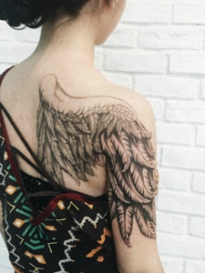 落在女生后背的个性翅膀纹身图片