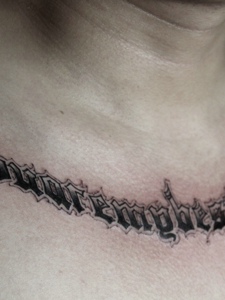 胸前半个弧度的个性英文纹身刺青