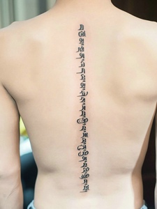 脊椎部个性迷人的梵文纹身刺青