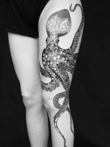 腿部黑白章鱼纹身图片很个性