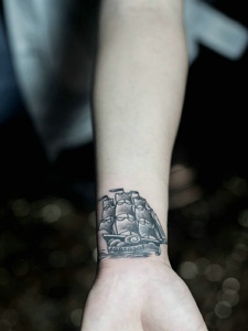 手腕上的小帆船纹身刺青