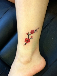 裸脚上的小清新梅花纹身刺青