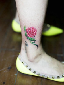 裸脚上的美丽花朵纹身刺青
