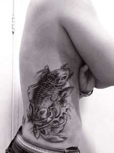 侧腰部莲花与鲤鱼的黑白纹身图案