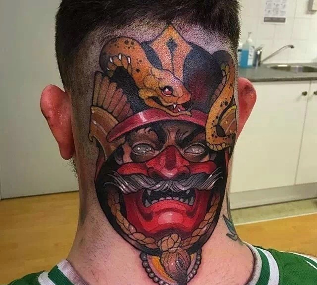 点击大图看下一张：个性男士颈部彩色纹身图案非常邪恶