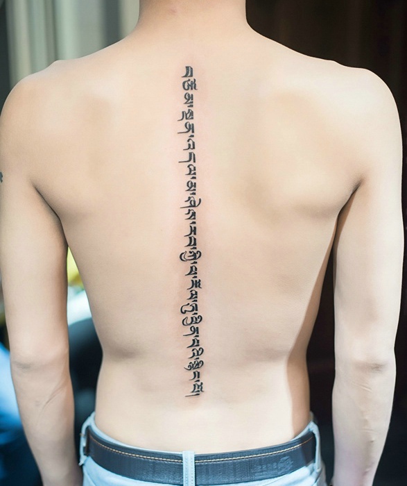 点击大图看下一张：脊椎部个性迷人的梵文纹身刺青