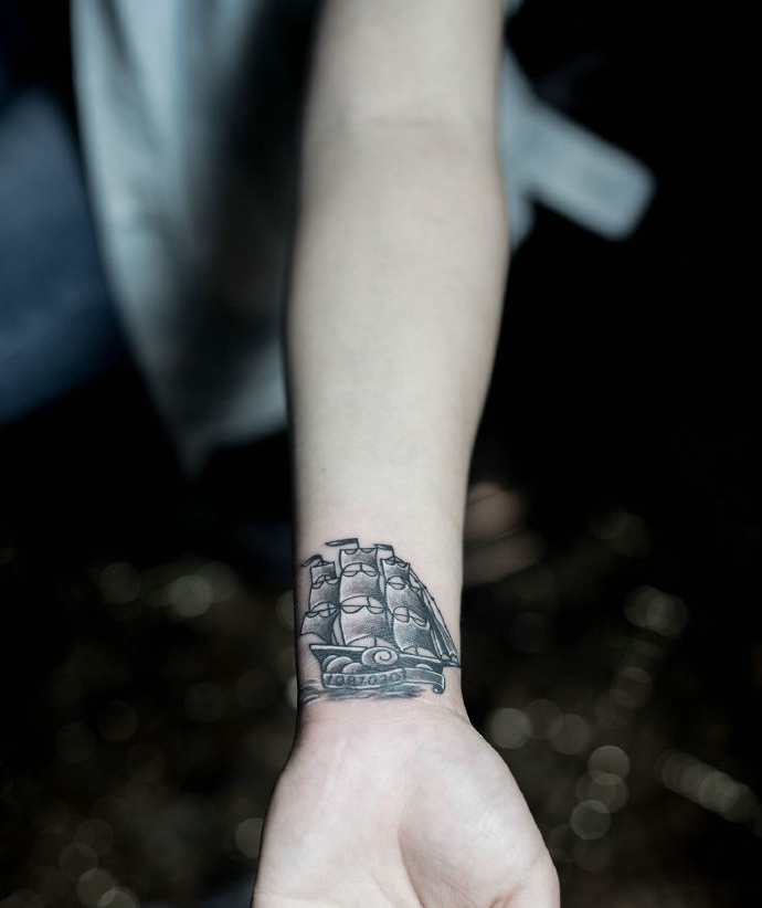 点击大图看下一张：手腕上的小帆船纹身刺青