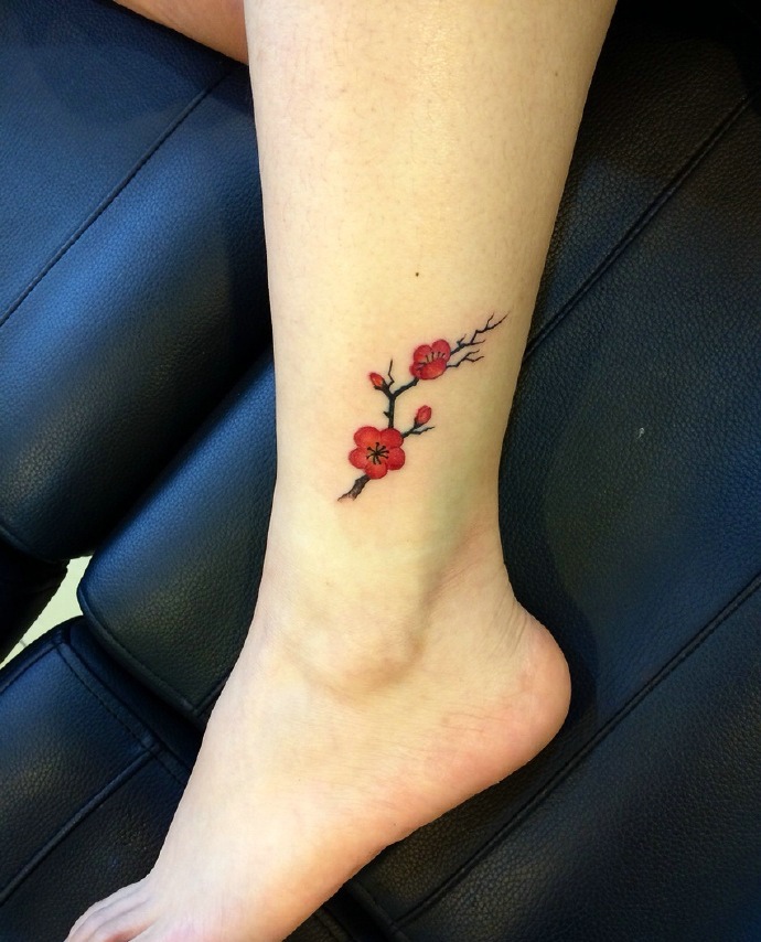 点击大图看下一张：裸脚上的小清新梅花纹身刺青