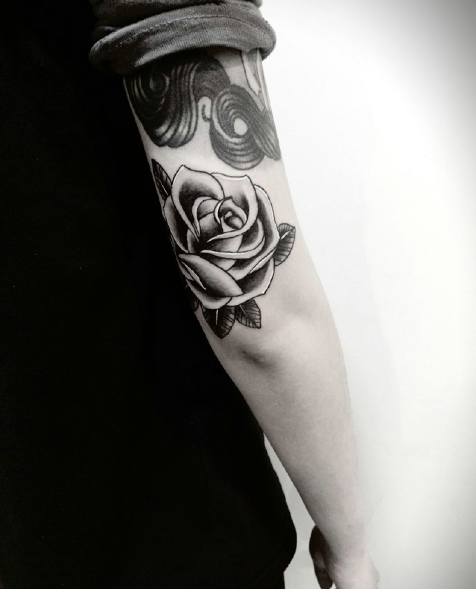 点击大图看下一张：男士手臂黑白玫瑰纹身图片很迷人