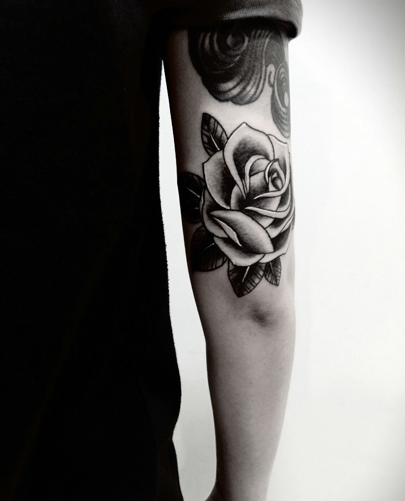 点击大图看下一张：男士手臂黑白玫瑰纹身图片很迷人