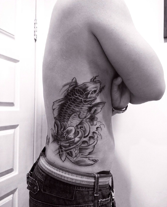 点击大图看下一张：侧腰部莲花与鲤鱼的黑白纹身图案
