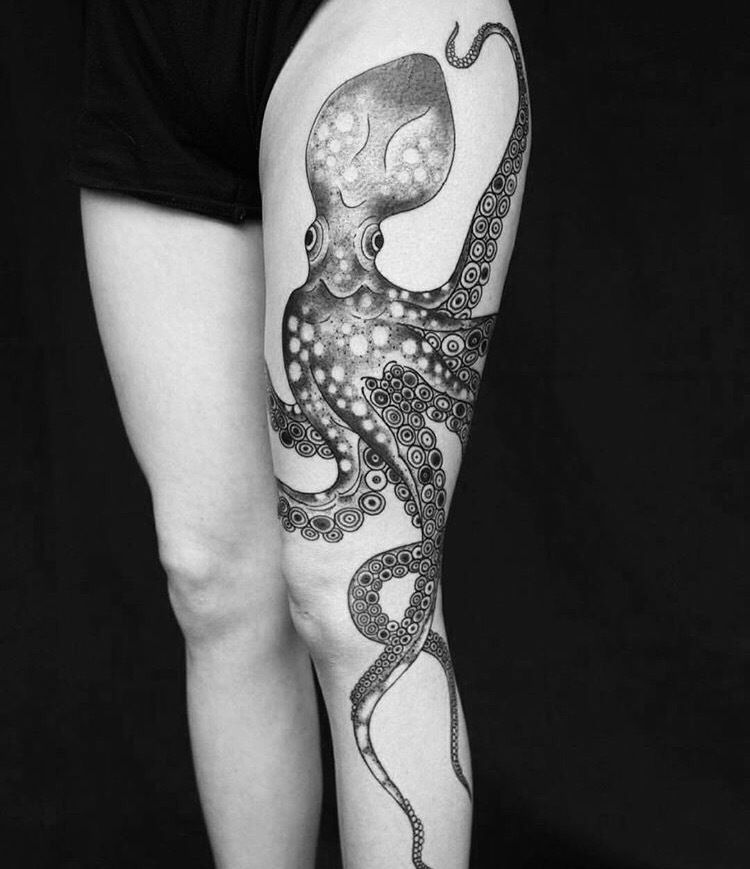 点击大图看下一张：腿部黑白章鱼纹身图片很个性