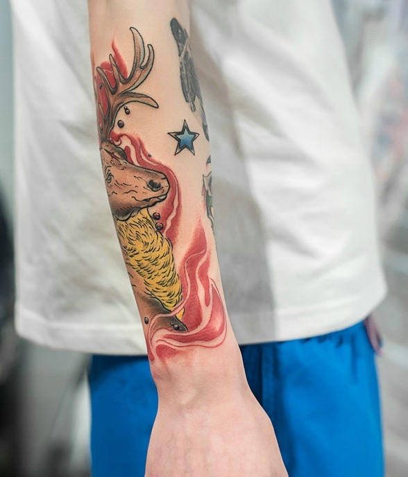 点击大图看下一张：彩色小鹿手臂纹身刺青非常好看