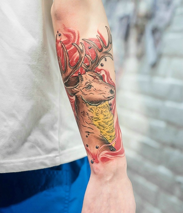 点击大图看下一张：彩色小鹿手臂纹身刺青非常好看