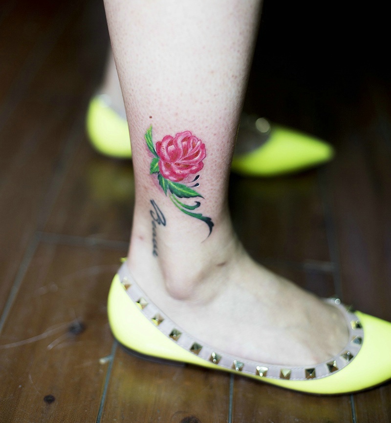 点击大图看下一张：裸脚上的美丽花朵纹身刺青