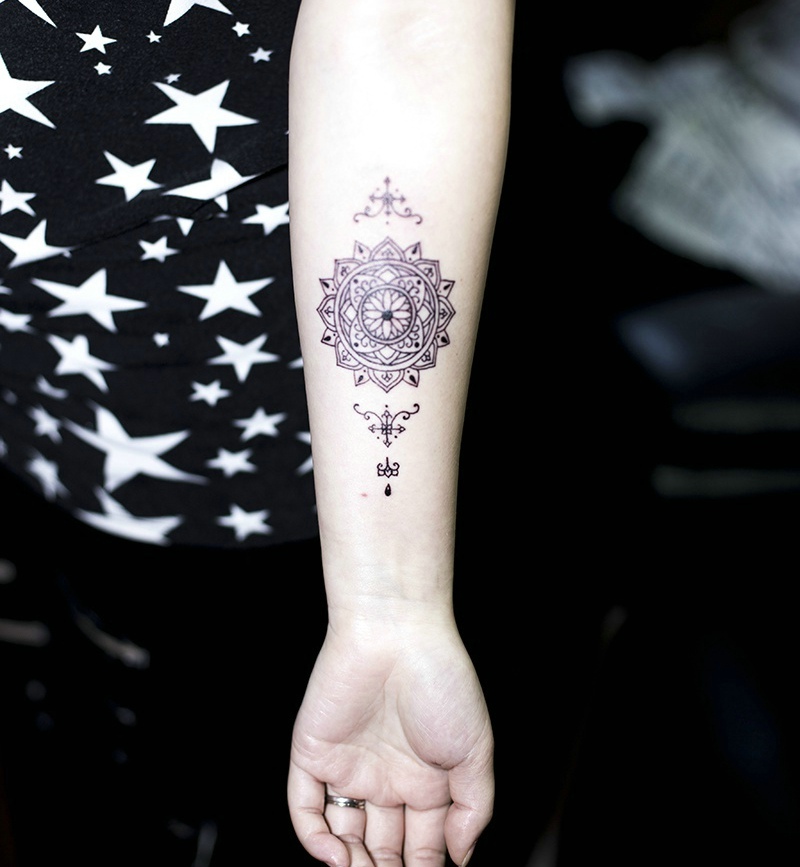 点击大图看下一张：精美的手臂梵花纹身刺青