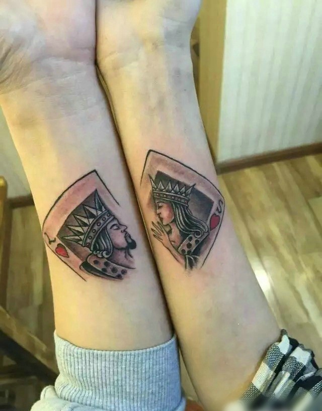 点击大图看下一张:手腕上的创意扑克牌情侣纹身图片