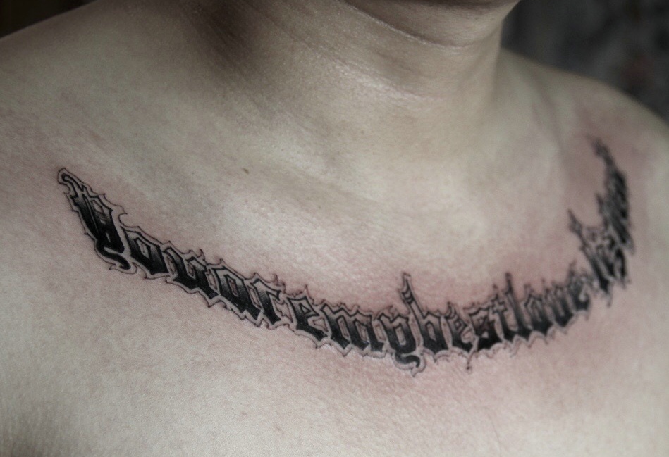 点击大图看下一张：胸前半个弧度的个性英文纹身刺青