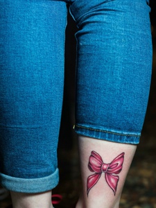 落在小腿外侧的蝴蝶结纹身图片